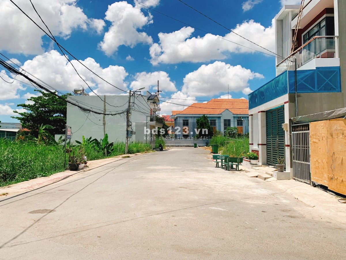 Bán đất nền tại Qui Đức - Bình Chánh mặt tiền DT 120m2, giá 2tỷ8