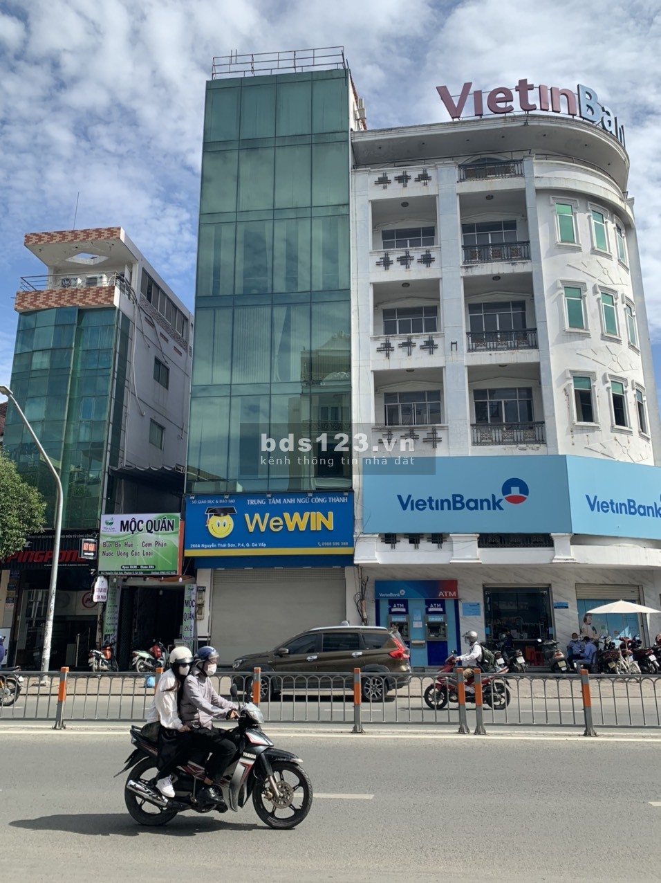 Văn phòng công ty, văn phòng làm việc, văn phòng địa diện có lắp máy lạnh.