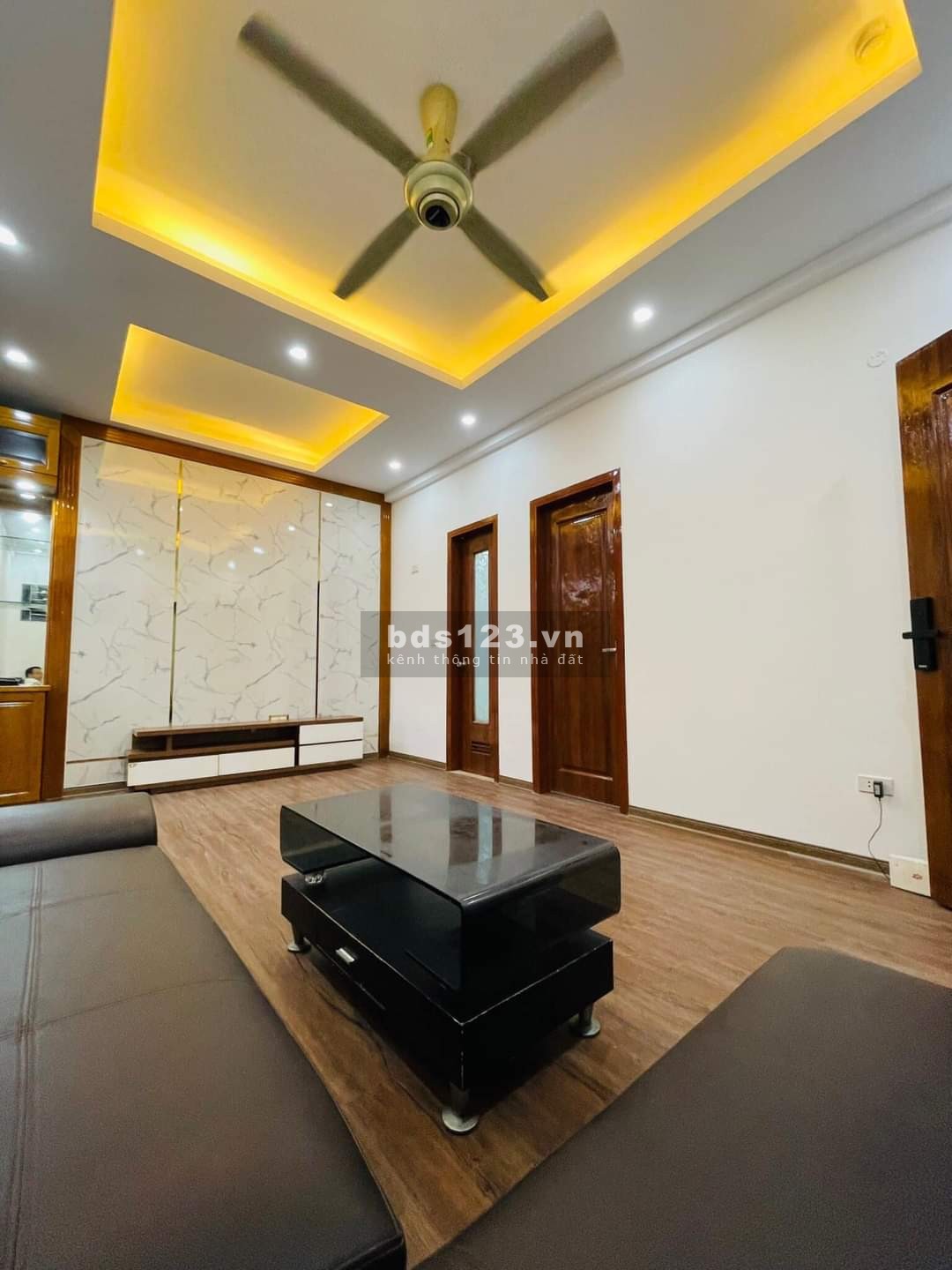 2.15 tỷ căn hộ chung cư vị trí cực đẹp mt Nguyễn Xiền dt 74m2 3pn, tặng nội thất