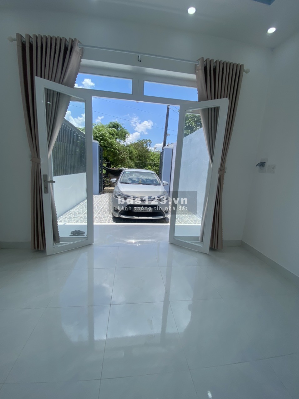 Bán nhà Trảng Dài mới, đẹp đường rộng 6m, thông sân đậu ô tô gần trường cấp 2