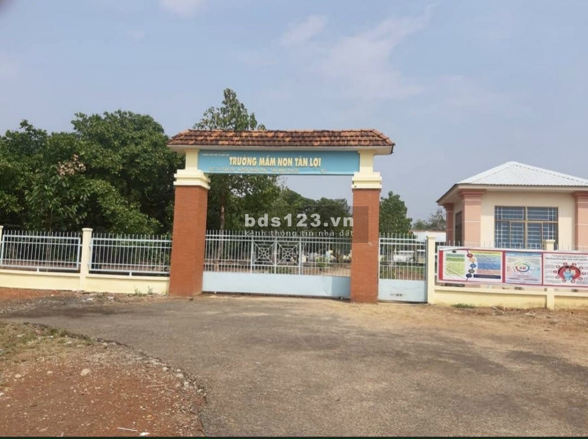 Cần ra gấp lô đất 300m2 sổ sẵn, ngay trung tâm KCN Đồng phú