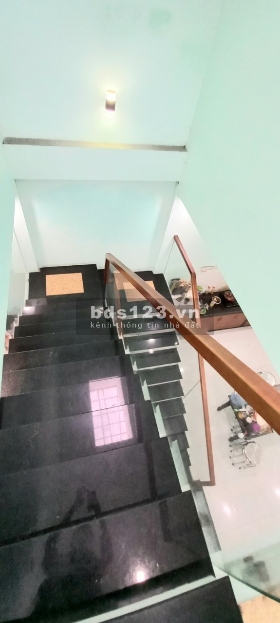Cho thuê nhà 2 tầng 3 phòng ngủ, 2 nhà vệ sinh, mặt tiền kinh doanh Vip
