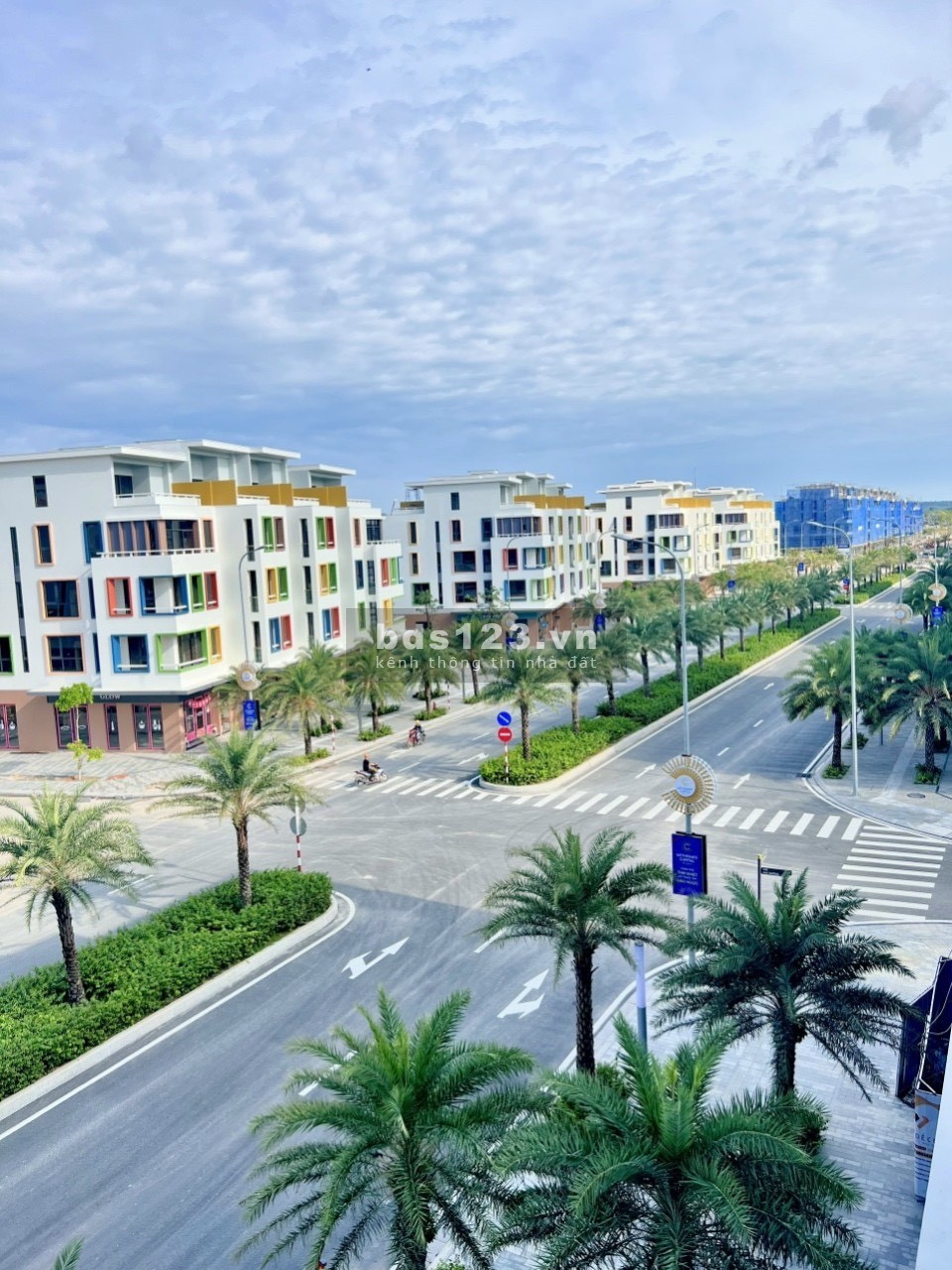 Bán nhà phố shophouse ngang 6,5 diện tích 94m2 3 tầng 1 tum 1 mặt tiền đường 13,5m TTHC TP Phú Quốc