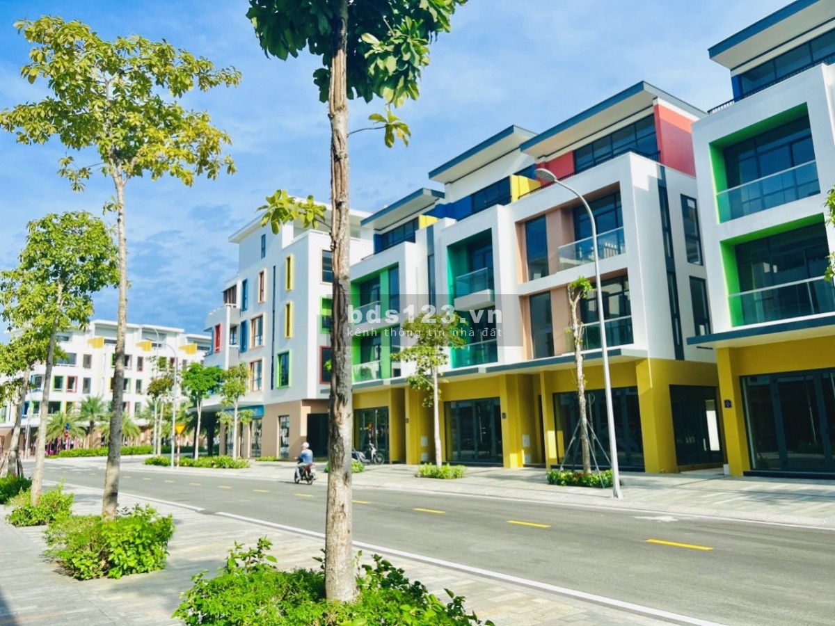 Bán nhà phố shophouse ngang 6,5 diện tích 94m2 3 tầng 1 tum 1 mặt tiền đường 13,5m TTHC TP Phú Quốc