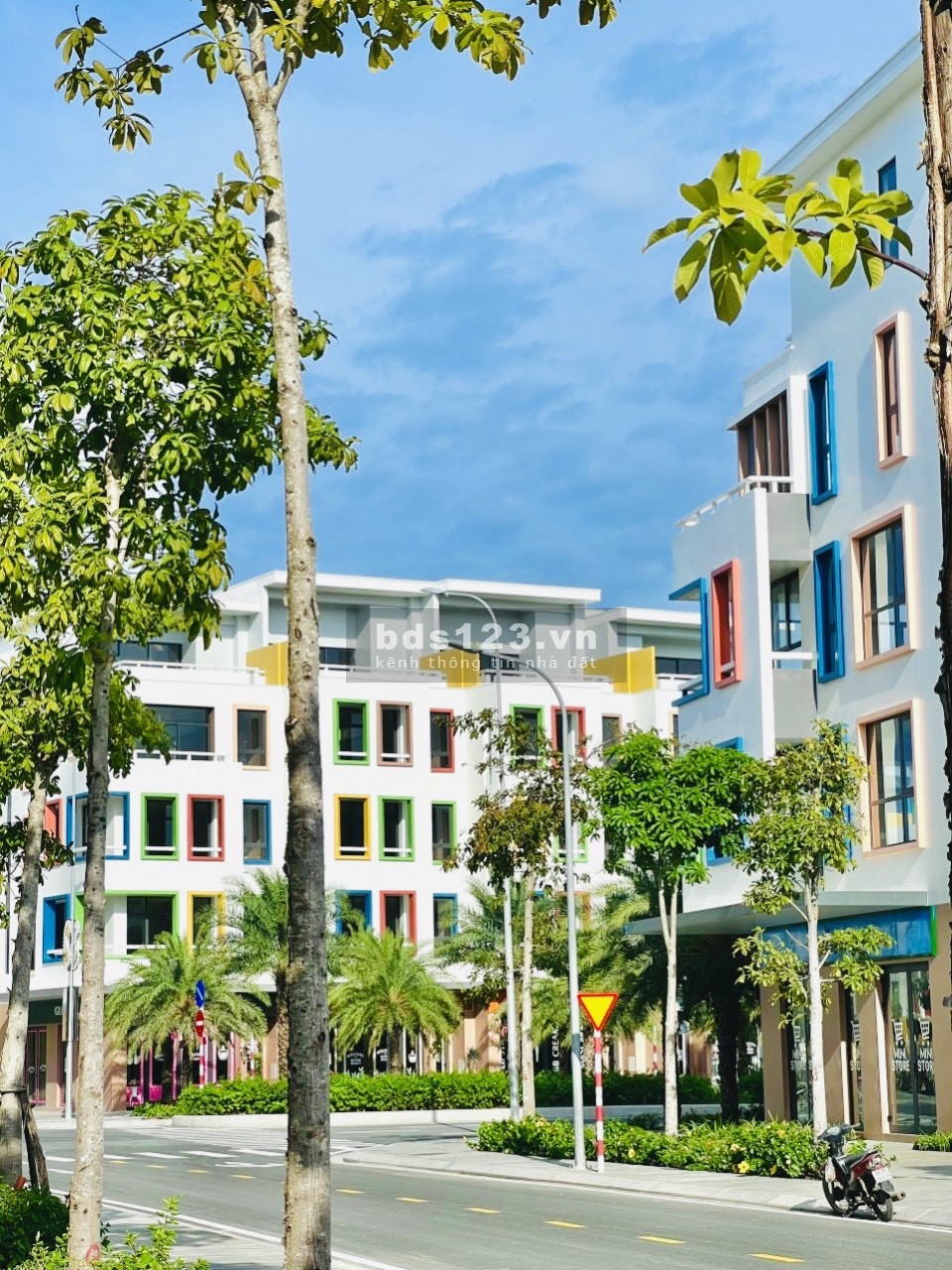 Bán nhà phố shophouse ngang 6,5 diện tích 94m2 3 tầng 1 tum 1 mặt tiền đường 13,5m TTHC TP Phú Quốc