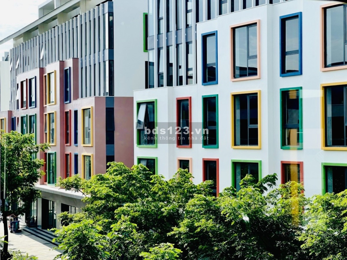Bán nhà phố shophouse ngang 6,5 diện tích 94m2 3 tầng 1 tum 1 mặt tiền đường 13,5m TTHC TP Phú Quốc