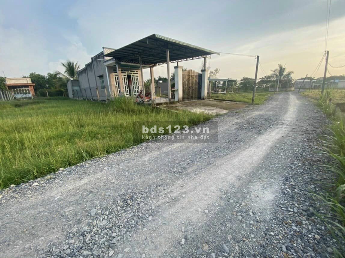 GĐ vay nặng lãi trả không nổi nên bán gấp miếng đất 400m2 Tây Ninh bố mẹ để lại