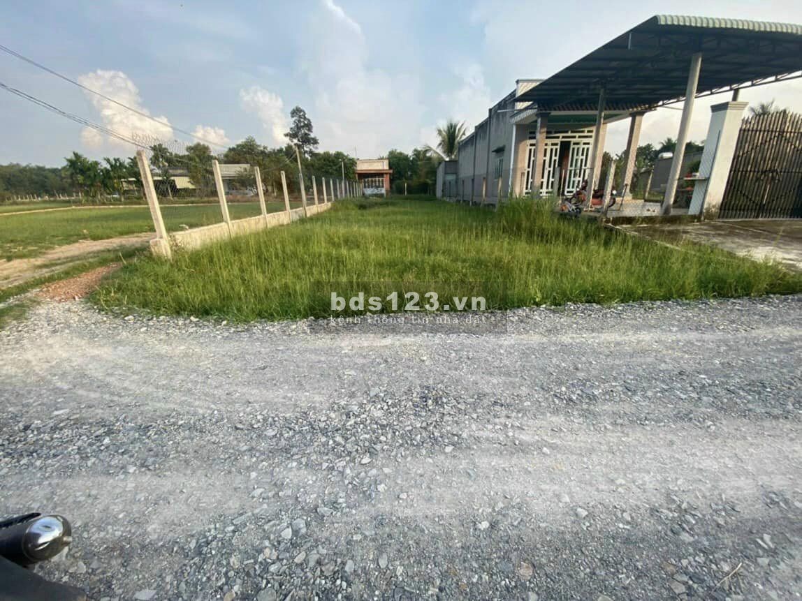 GĐ vay nặng lãi trả không nổi nên bán gấp miếng đất 400m2 Tây Ninh bố mẹ để lại