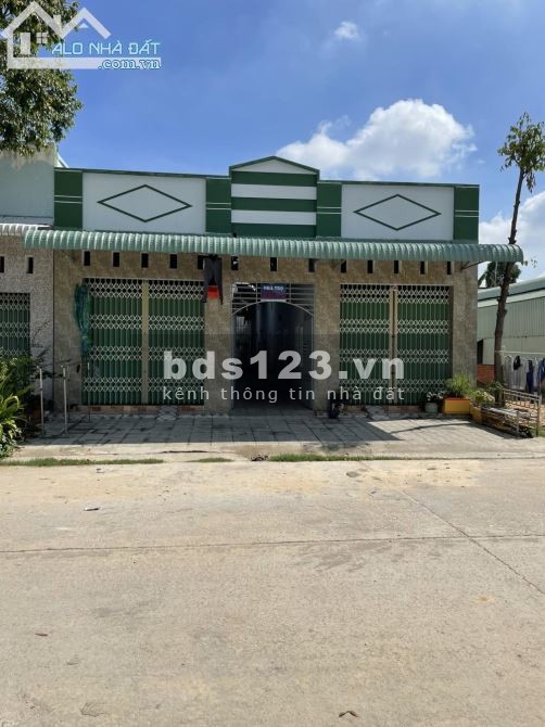 Lớn tuổi đi lại khó khăn nên cần bán miếng đất và dãy nhà trọ 16 phòng đang cho thuê kín để về quê