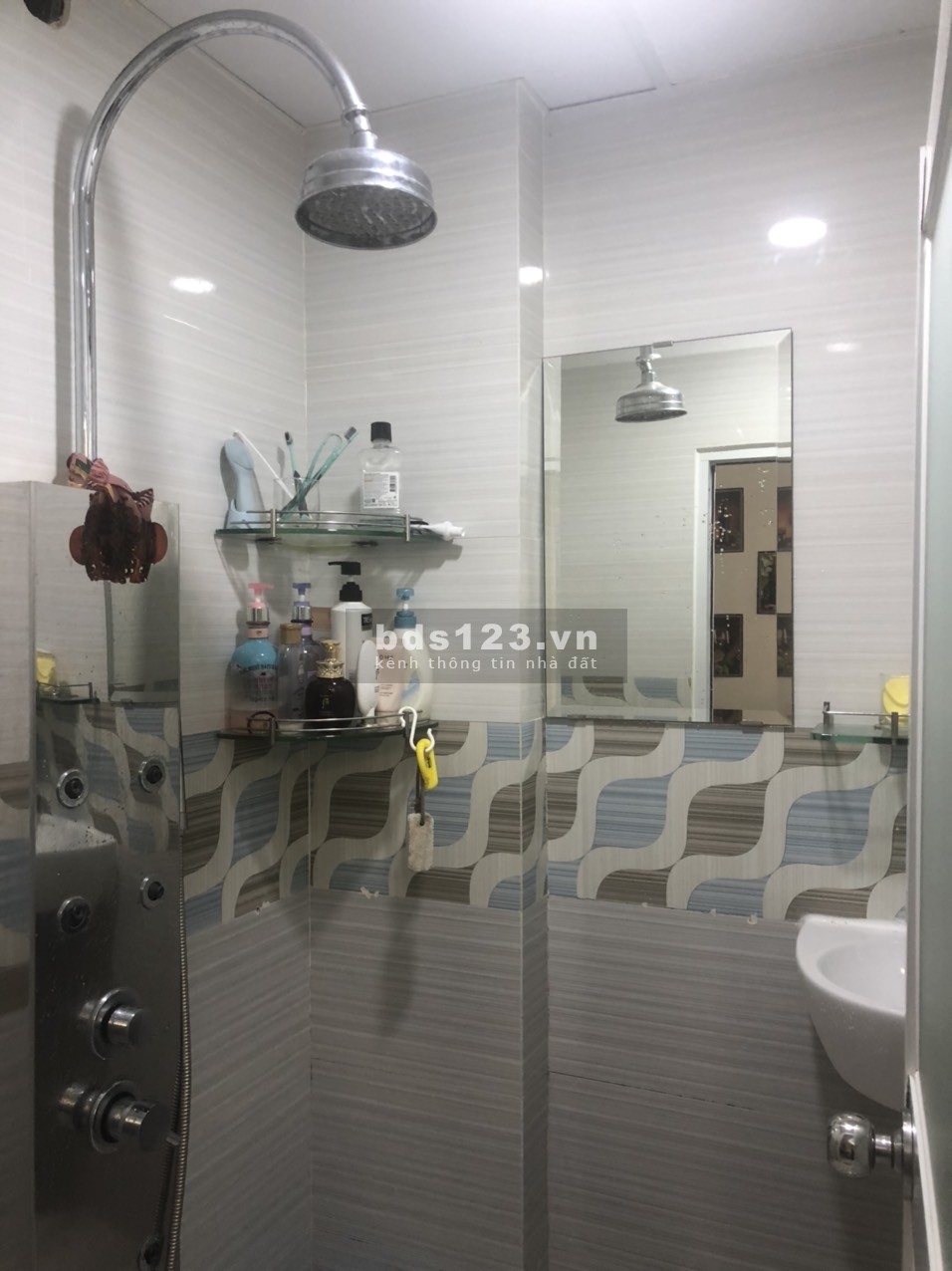 Bán gấp căn hộ chung cư 109 Nguyễn Biểu, Quận 5, DT 71m², nằm tầng 4