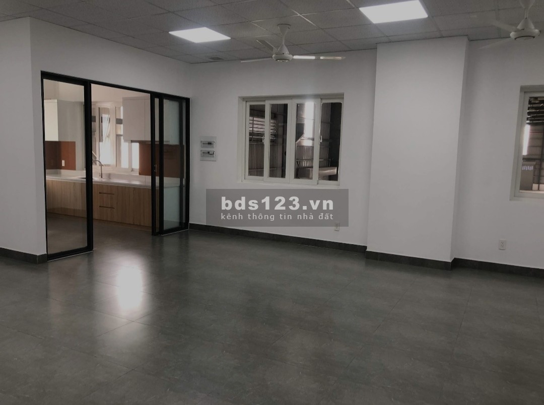 Cho thuê kho dtsd 6059m2 DT826, Long Trạch, Cần Đước, Long An