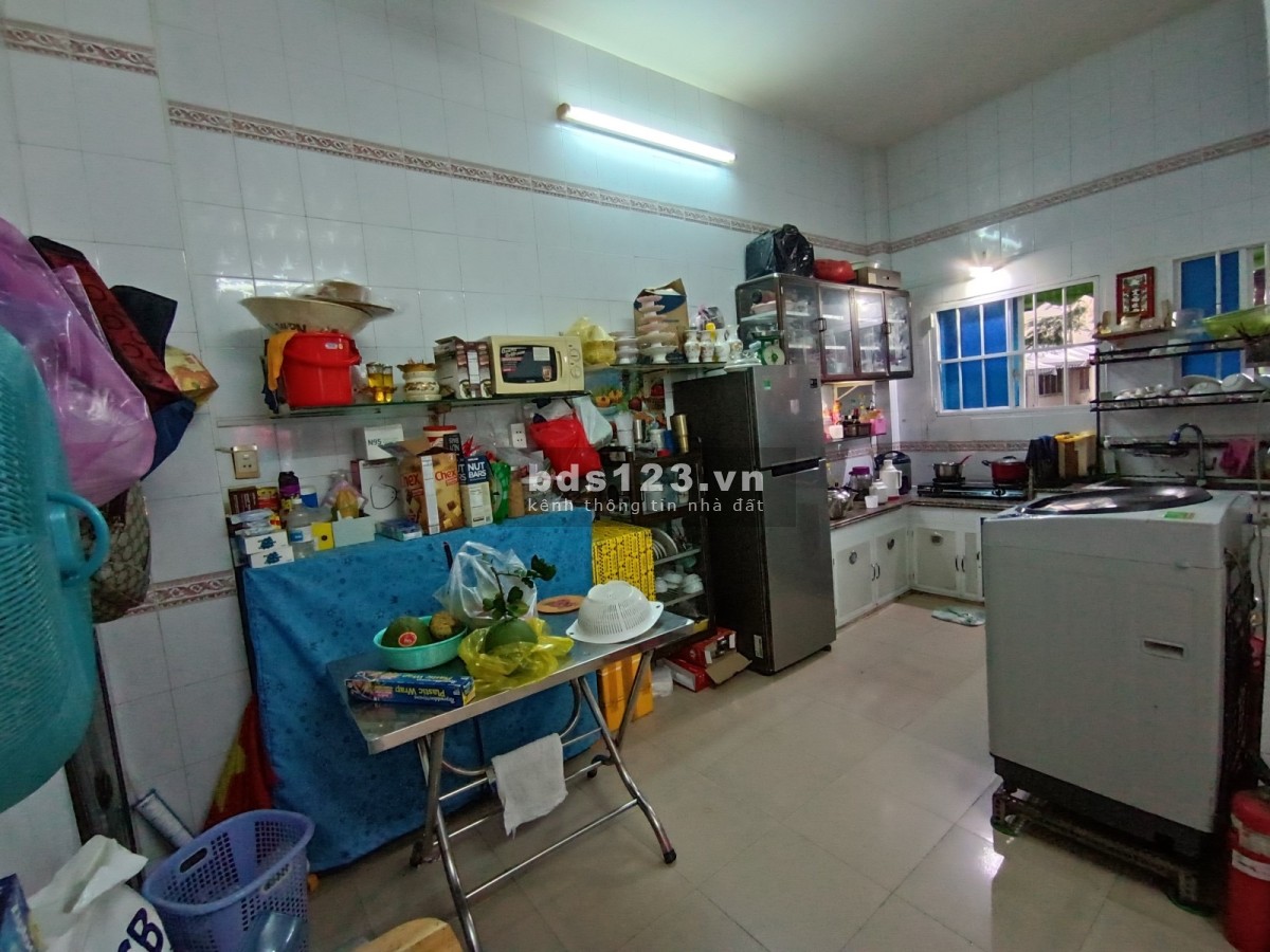 Nhà ngộp 3 tầng diện tích 40m2 ngay Lê Đại Hành giá cực rẻ