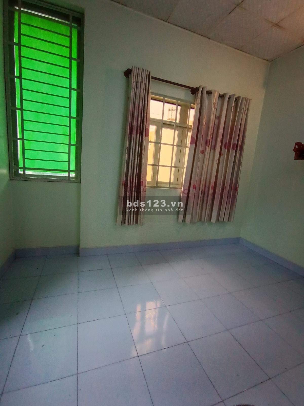 Nhà ngộp 3 tầng diện tích 40m2 ngay Lê Đại Hành giá cực rẻ