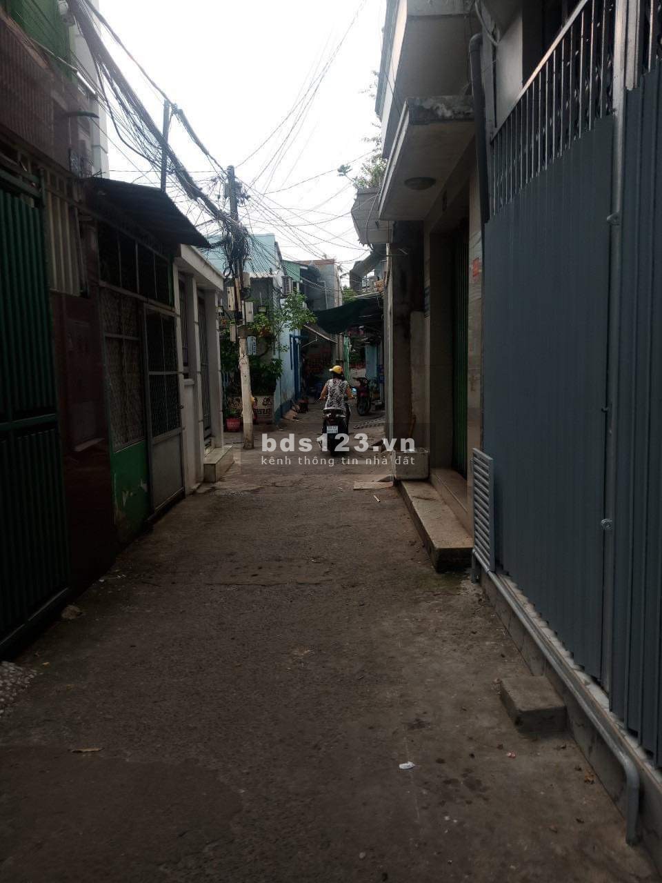 Bán nhà hẻm đường trần xuân soạn ( Nhà vuông vứt )