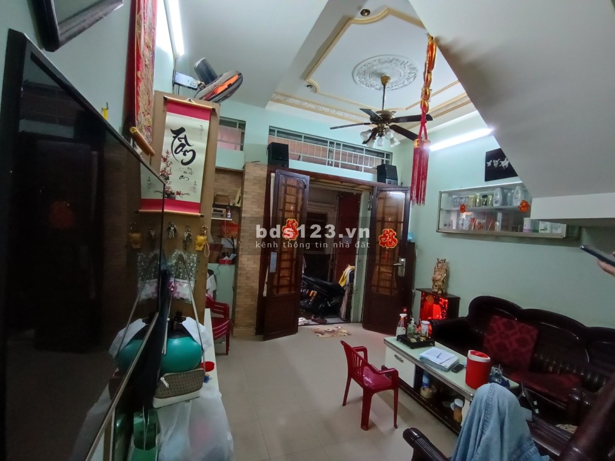 Nhà ngộp 3 tầng diện tích 40m2 ngay Lê Đại Hành giá cực rẻ