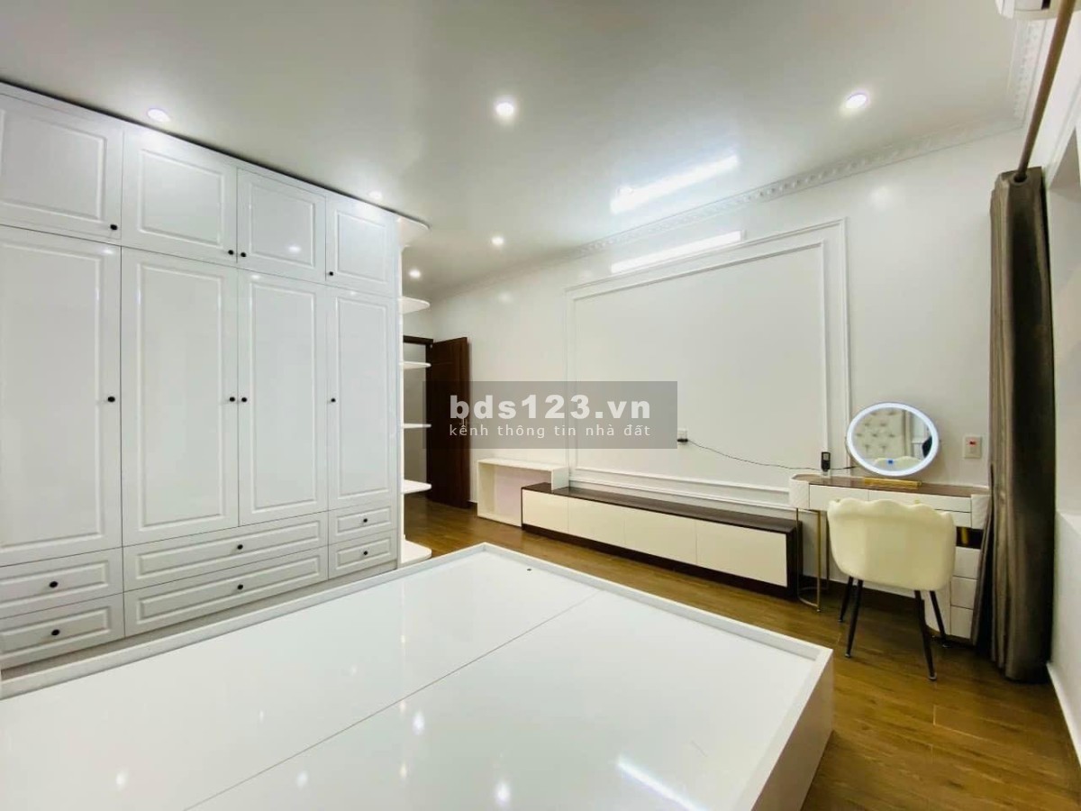 Bán nhà sau 1 nhà ra phố An Dương x5tầng, Kinh doanh, oto đỗ , 5,x nhỏ tỷ.