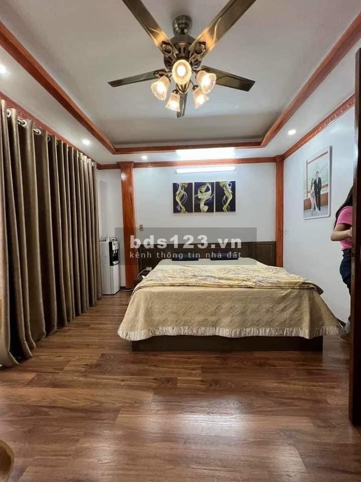 Bán gấp nhà đẹp tại Trần Thái Tông, Cầu giấy, FULL nội thất, giá 5,25 tỷ, 4PN, 3 WC