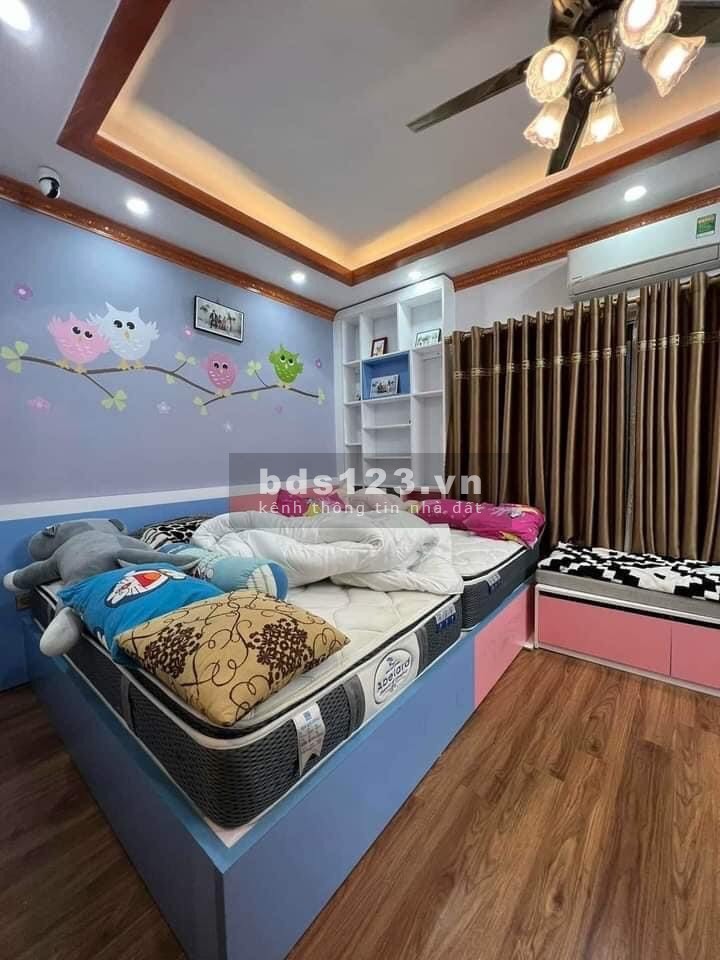 Bán gấp nhà đẹp tại Trần Thái Tông, Cầu giấy, FULL nội thất, giá 5,25 tỷ, 4PN, 3 WC