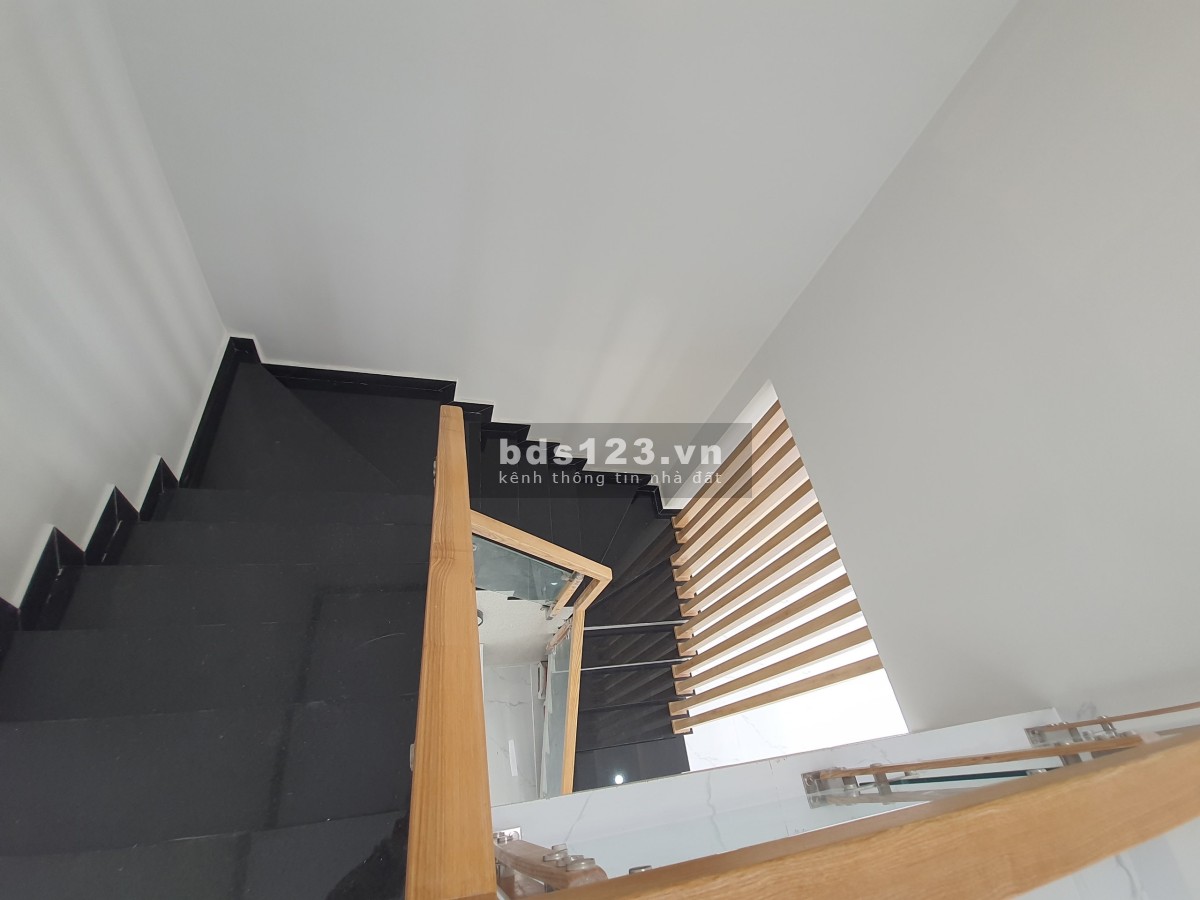 Bán nhà mới xây sàn bê tông, đường thông 6m, DT đất 109m² thổ, DTXD 180m², giá bán 2,7 tỷ