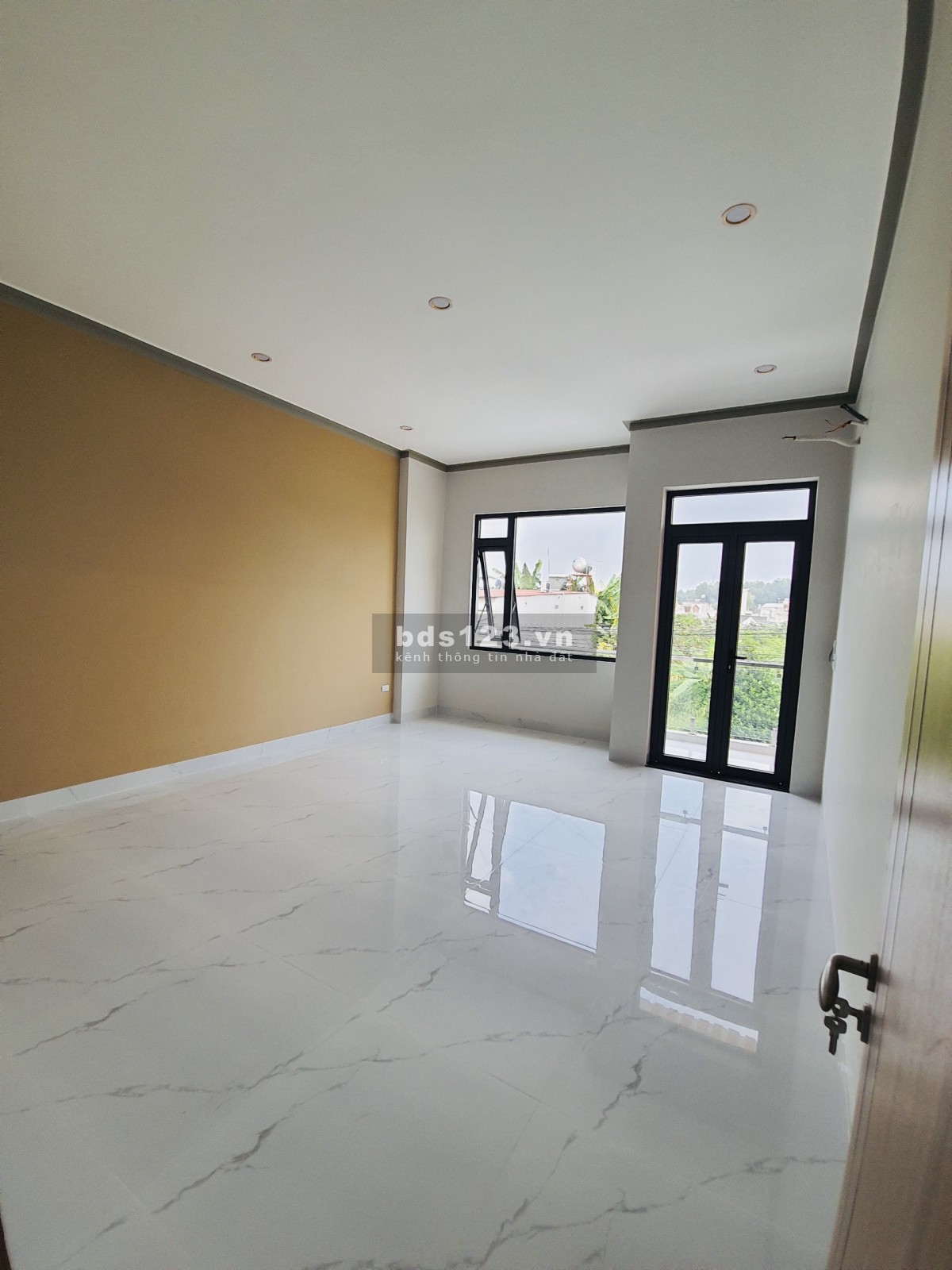 Bán nhà mới xây sàn bê tông, đường thông 6m, DT đất 109m² thổ, DTXD 180m², giá bán 2,7 tỷ