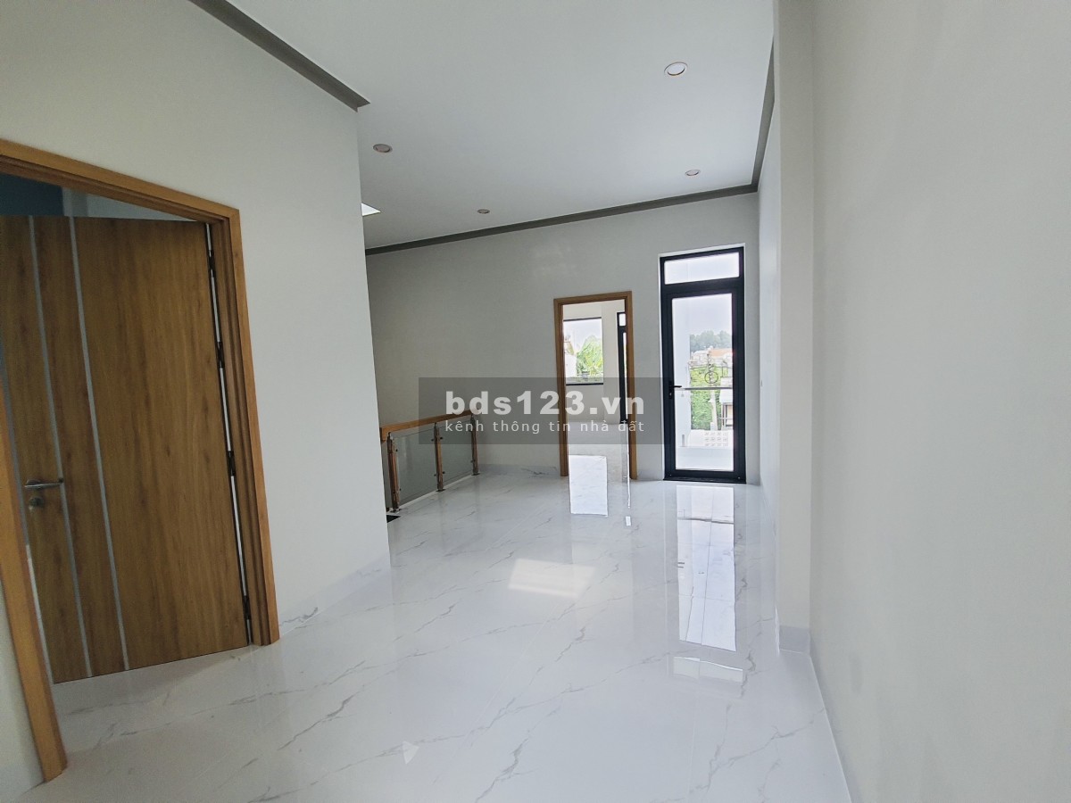 Bán nhà mới xây sàn bê tông, đường thông 6m, DT đất 109m² thổ, DTXD 180m², giá bán 2,7 tỷ