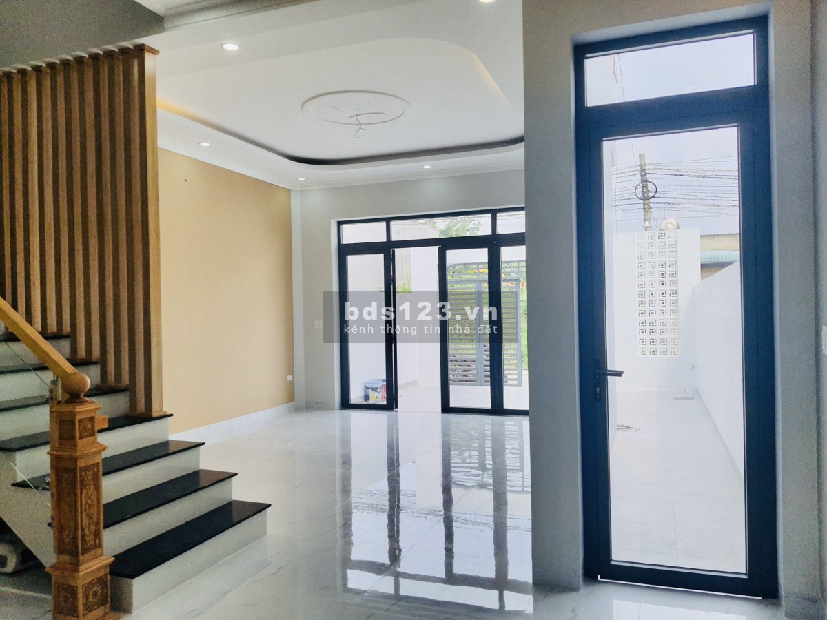 Bán nhà mới xây sàn bê tông, đường thông 6m, DT đất 109m² thổ, DTXD 180m², giá bán 2,7 tỷ