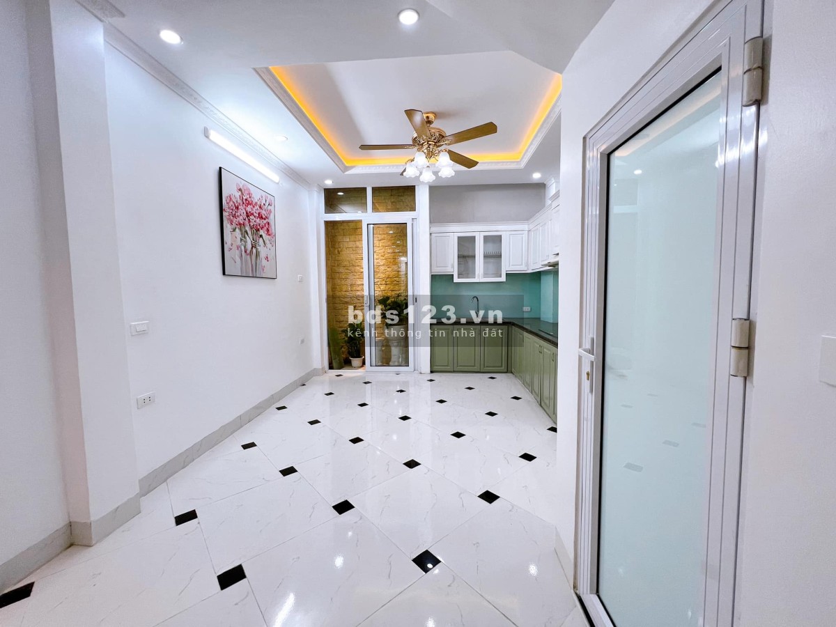 Bán nhà Tân Mai, DT 30m², chỉ hơn 3,65 tỷ, vài bước ra phố sôi động, tiện ích đầy đủ