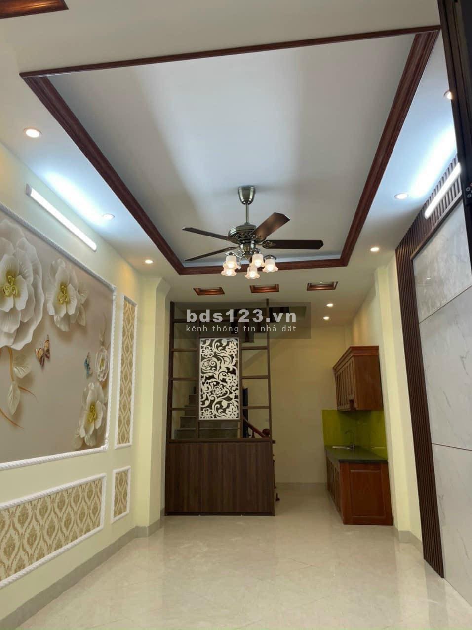 Nhà ngõ Đông Thiên, vài bước chân ra đường ô tô,khách đến là thích.