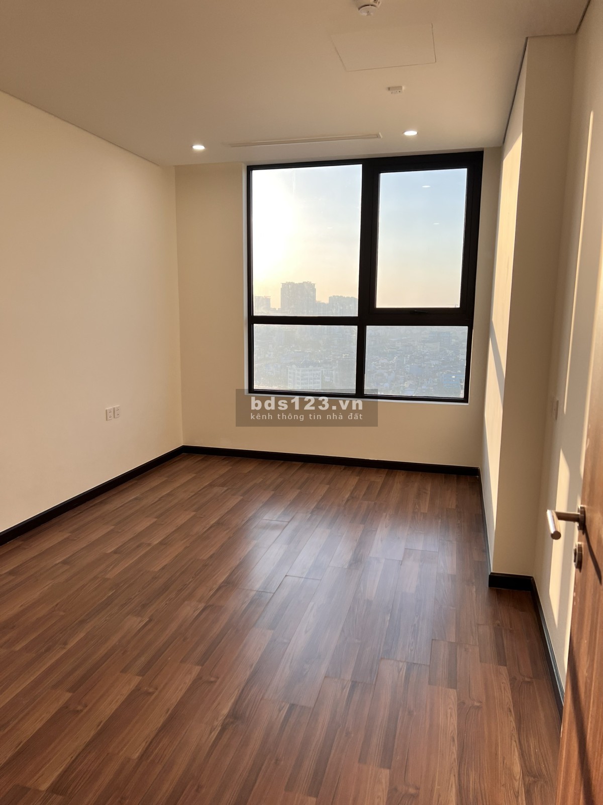 Bán căn hộ 2 PN Cầu Giấy quỹ ngoại giao tầng cao thoáng mát, DT 70m², giá 4,1 tỷ nhận nhà ngay