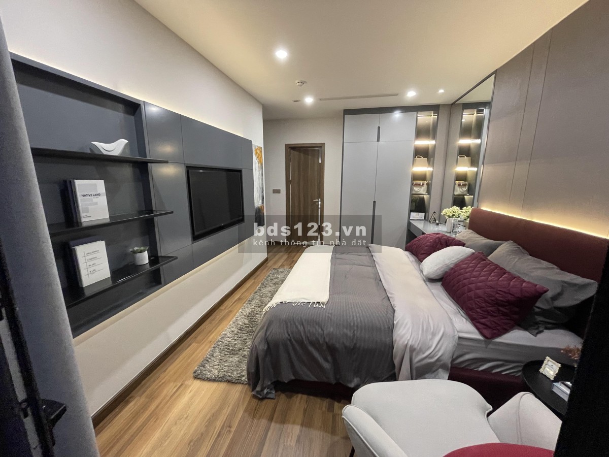 Bán căn hộ 2 PN Cầu Giấy quỹ ngoại giao tầng cao thoáng mát, DT 70m², giá 4,1 tỷ nhận nhà ngay