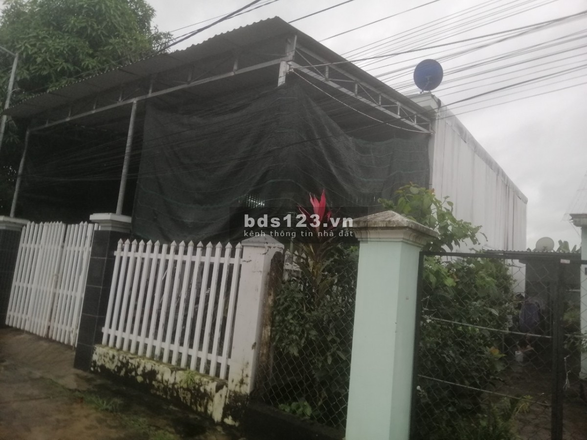 Chính chủ bán đất và nhà cấp 4, giá bớt lộc, khu dân cư, có sổ hồng
