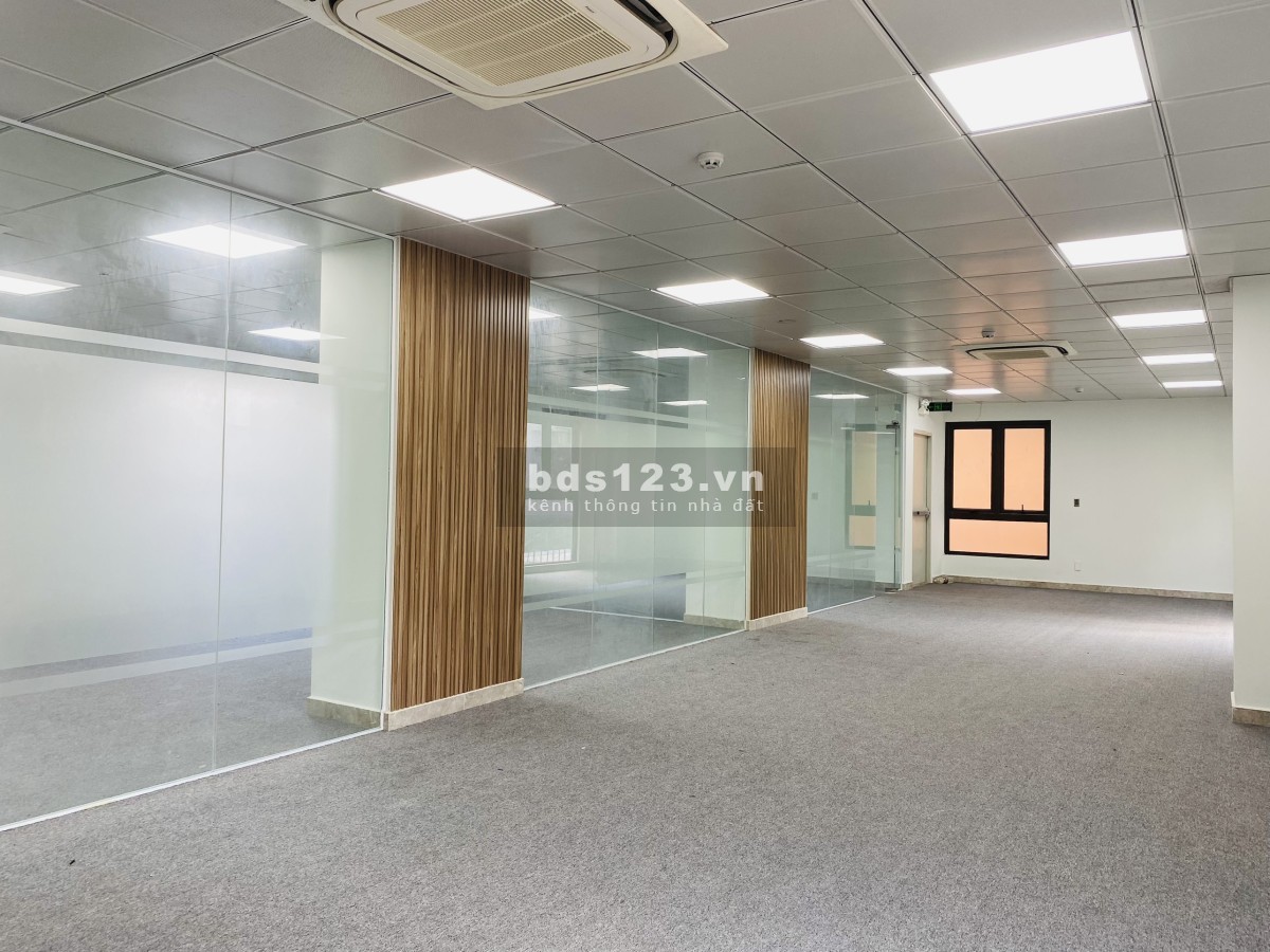 Cho thuê văn phòng đẹp 150m2 view kính, cửa sổ tại Hoàng Sa, Quận 1