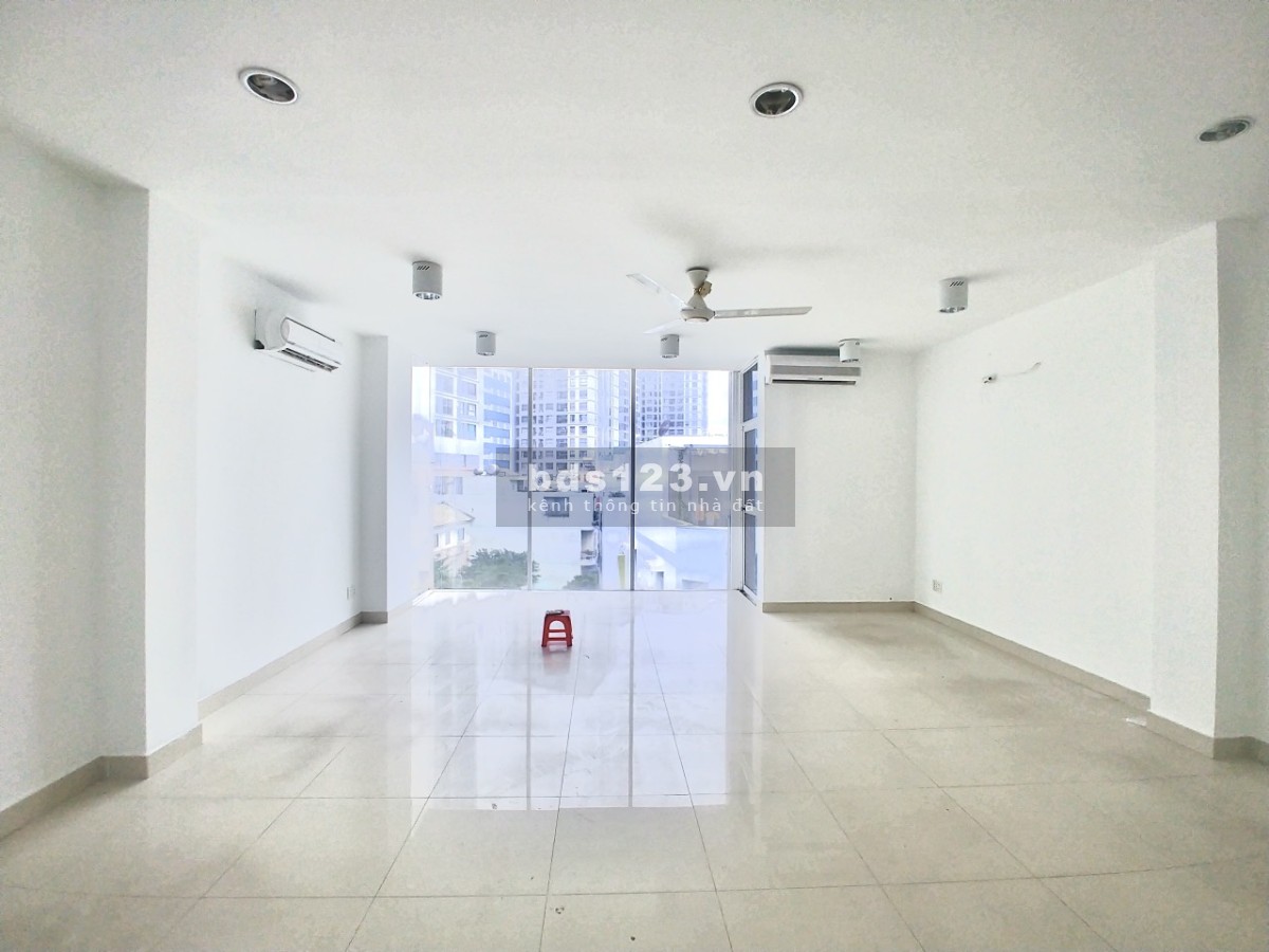 Cho thuê văn phòng 45m2 view kính sáng tại khu sân bay Tân Bình