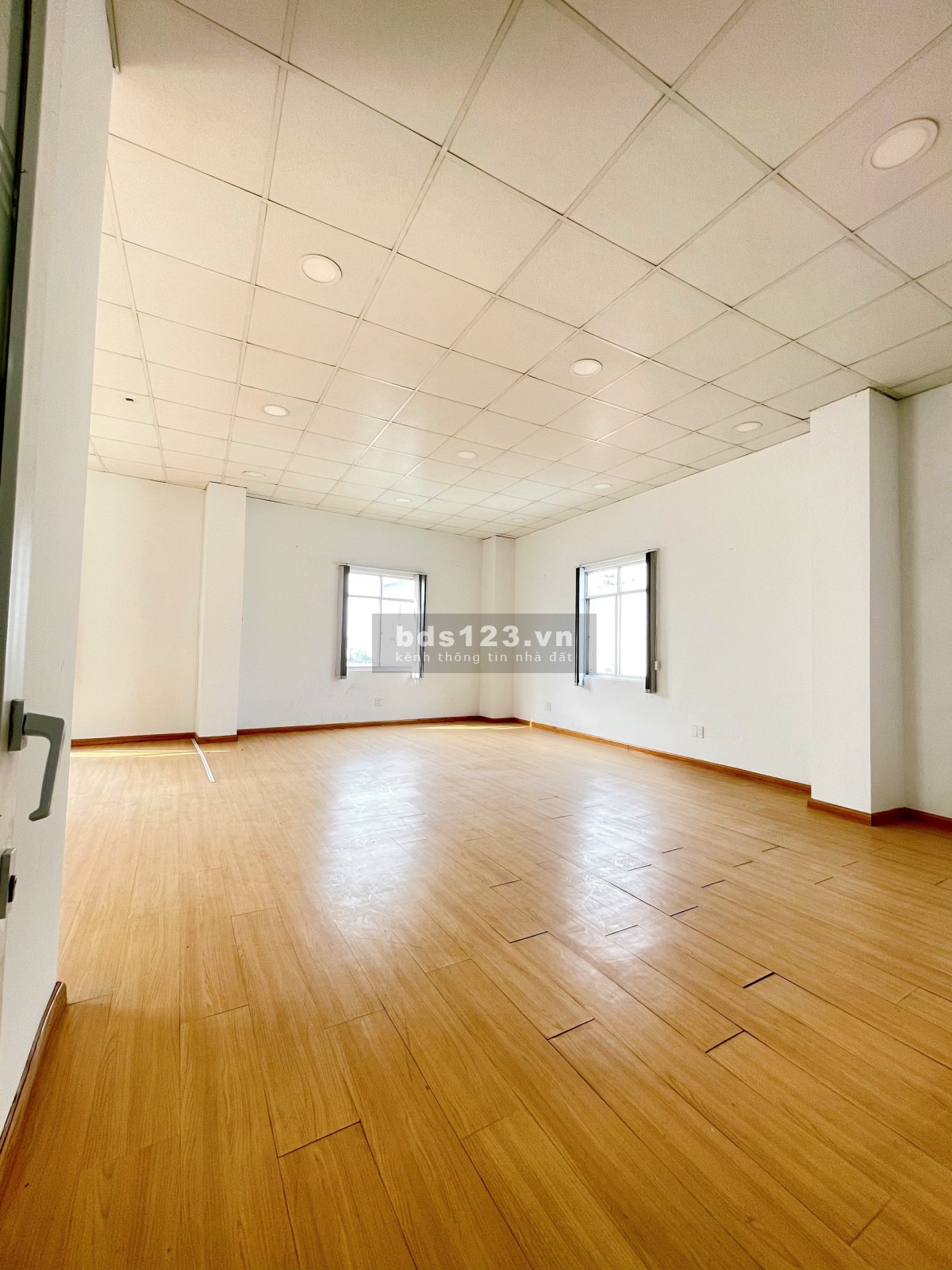 Cho thuê văn phòng dt 60m2 tại đường Trần Xuân Soạn, Quận 7, lh 0862116***.