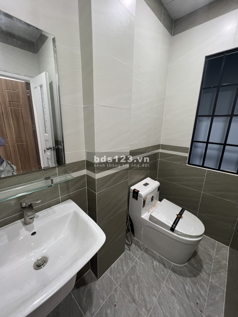 Cho thuê nhà mới xây nguyên căn 3 lầu 1 trệt Quận 4