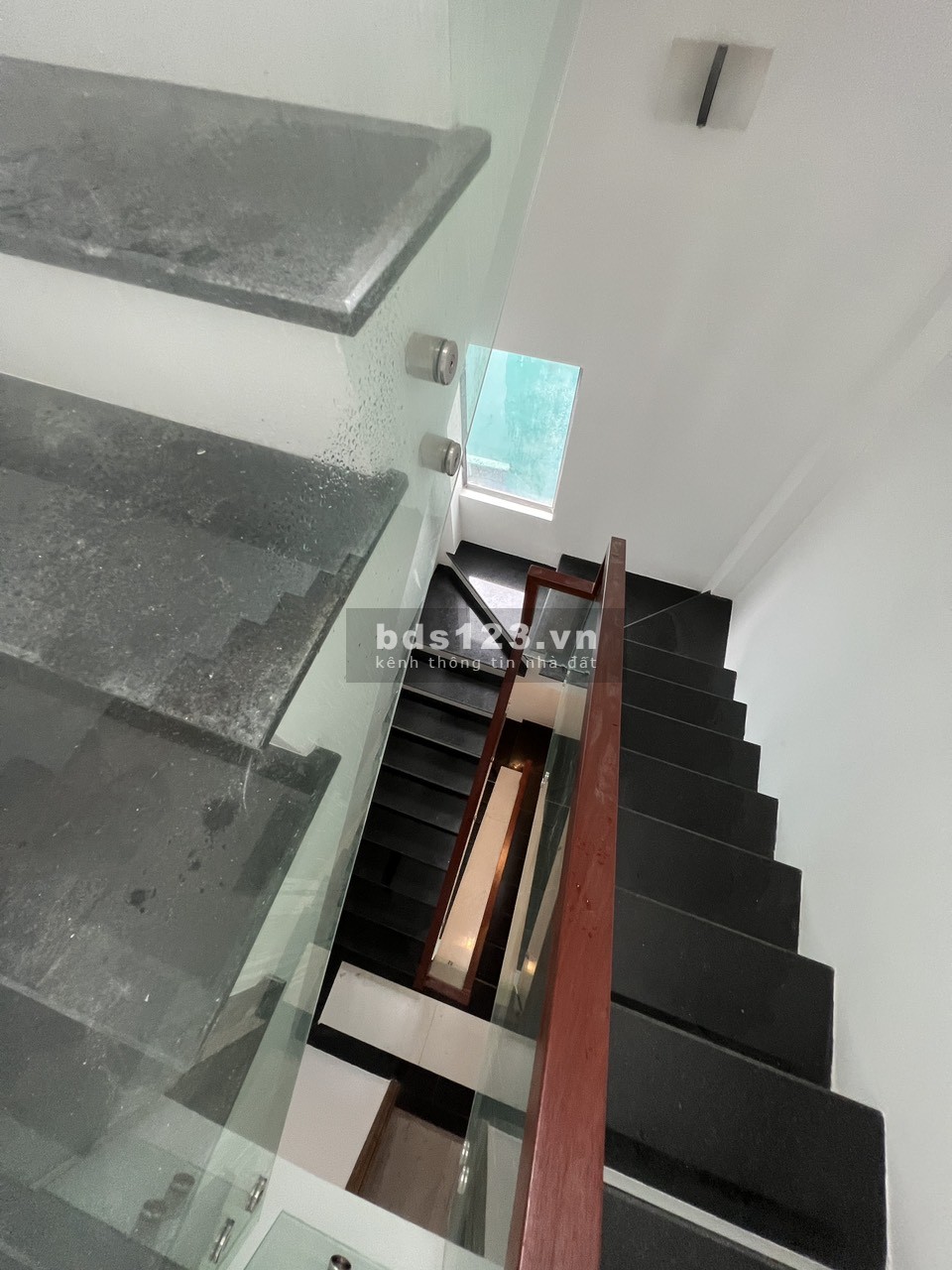 Cho thuê nhà mới xây nguyên căn 3 lầu 1 trệt Quận 4