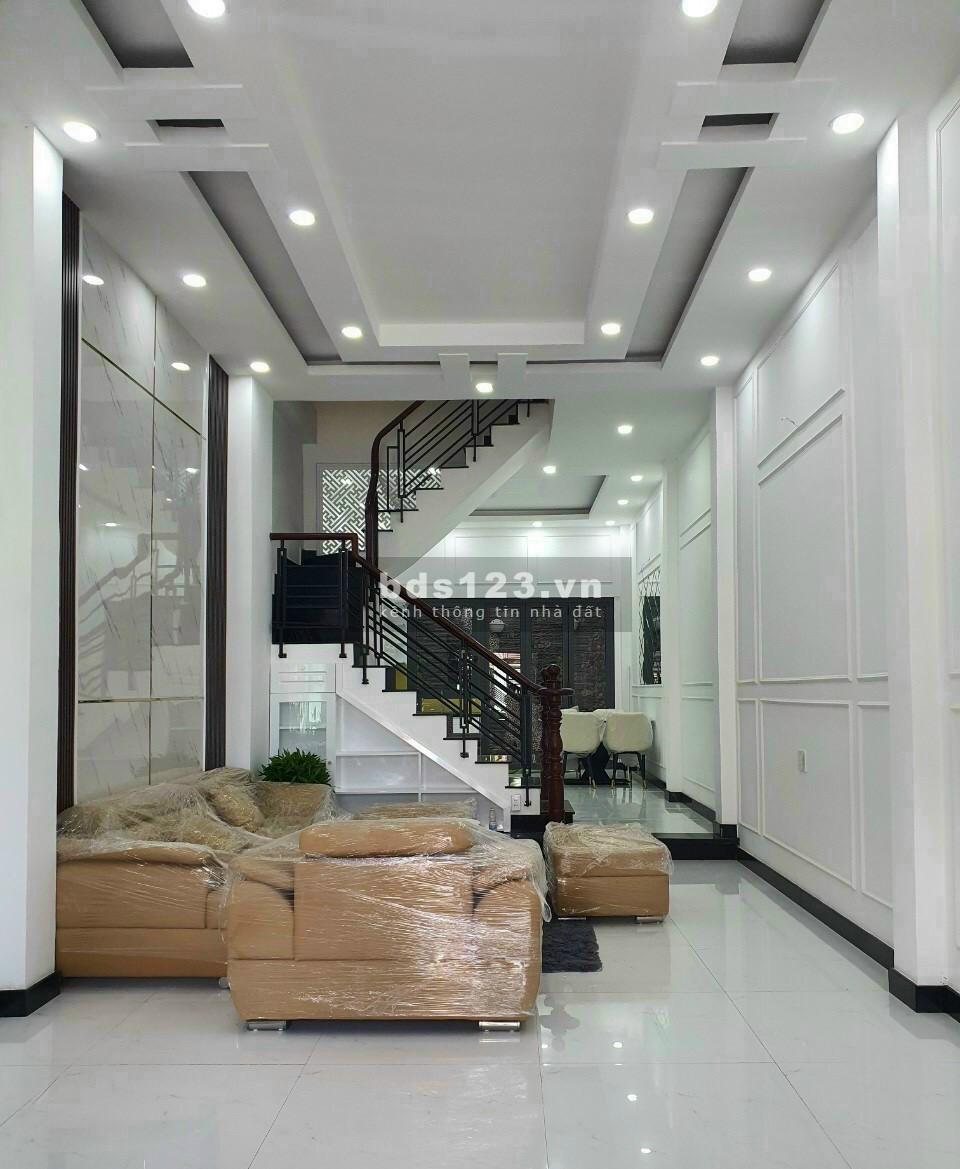Bán nhà rộng an ninh ô tô vào trong, gần chung cư Celadon, giá 4,95 tỷ