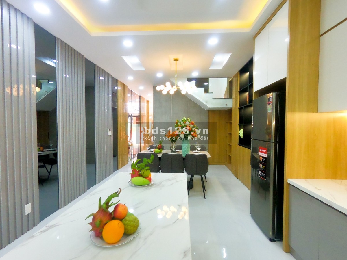 Bán nhà quận Tân Phú MT Nguyễn Sơn, kết cấu 1 trệt 4 lầu, có thang máy (DT 4 x 18m), SHR