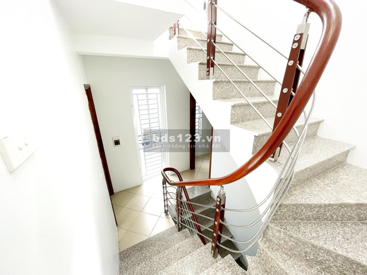 Bán nhà riêng tại 102, Nguyễn Khánh Toàn, khu vực gần ô tô, KD đỉnh, DT 50m² x 5 tầng, giá 5.1 tỷ