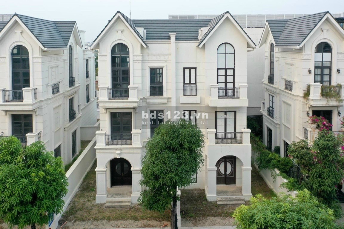 Bán gấp Shophouse Vinhomes Ocean Park. DT 150m2, 4T, cạnh Vincom. Giá 22 tỷ