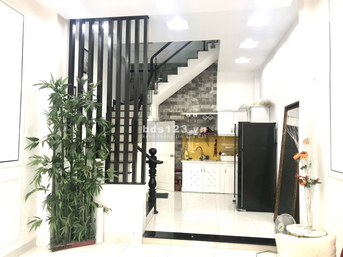 Bán nhà mặt tiền Phường 6 Tân Bình, TP.HCM, kết cấu 1 trệt 3 lầu 1 sân thượng