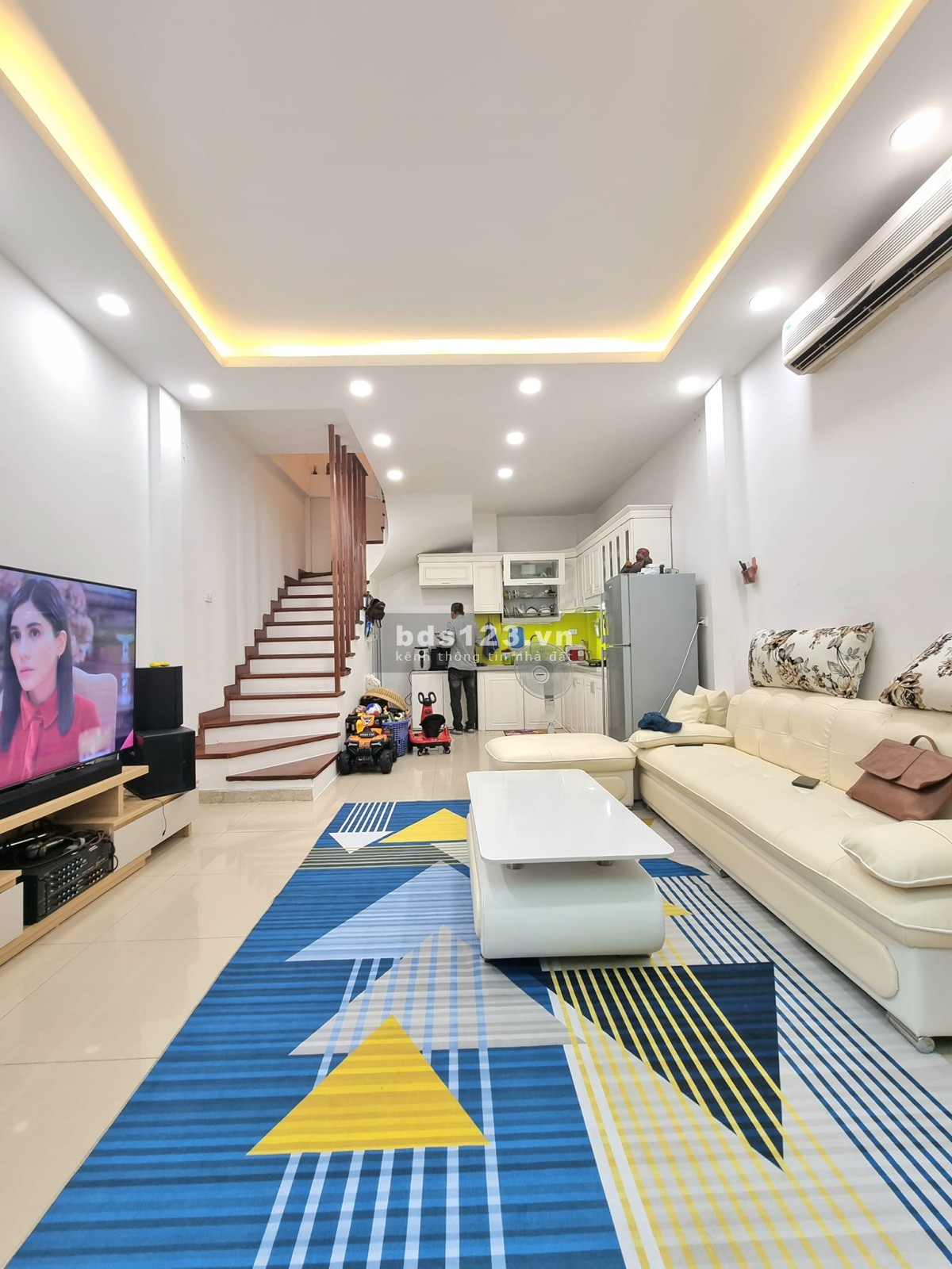 Chủ chuyển vào Nam cần bán gấp nhà đẹp phố Cầu Giấy, lô góc gần phố 3 mặt thoáng vĩnh viễn