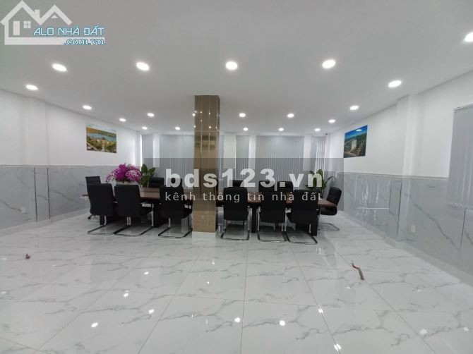 Mặt tiền Nguyễn Sơn Q.Tân Phú HCM DT : 10m x 23m kết cấu 7 tầng Full nội thất cao cấp