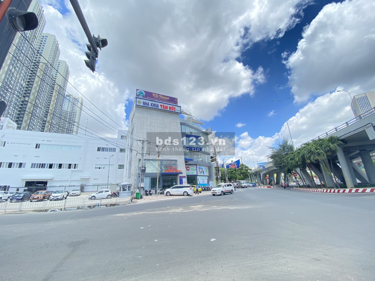 Cho thuê văn phòng tại vị trí đắc địa 2 MT ĐBP-NHC sầm uất, tiện đi lại giao dịch