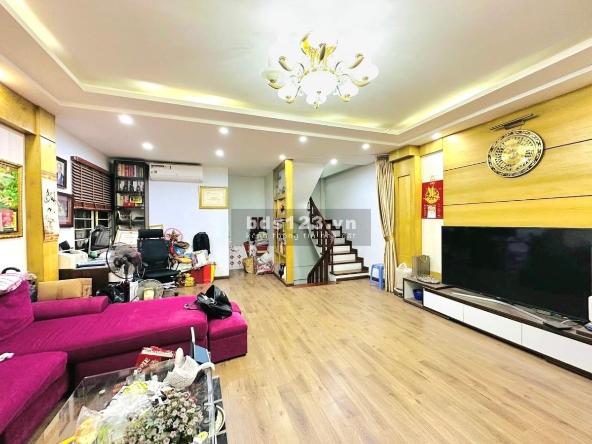 Bán nhà dân xây căn góc 2 mặt thoáng trước nhà rộng 5m, kế bên mặt phố trung tâm Cầu Giấy