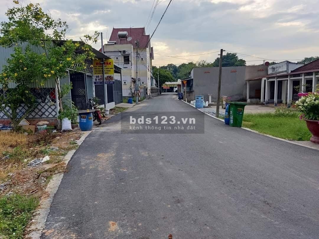 Cần tiền nên em bán gấp lô đất ngay cây xăng Hoà Lợi, sổ sẵn giá rẻ