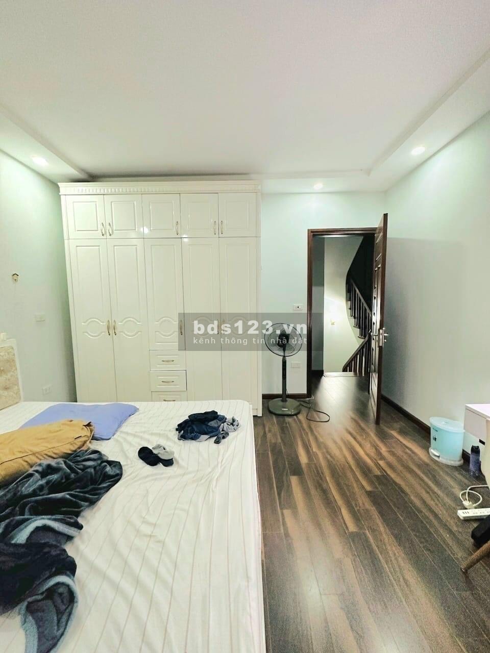Bán nhà dân xây căn góc 2 mặt thoáng trước nhà rộng 5m, kế bên mặt phố trung tâm Cầu Giấy