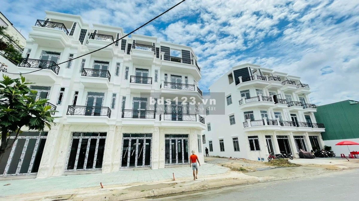 Bán nhà mặt tiền chợ, cạnh khu Tên Lửa, DT 4,5 x 22, 3 lầu