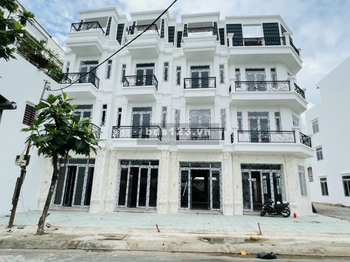 Bán nhà mặt tiền chợ, cạnh khu Tên Lửa, DT 4,5 x 22, 3 lầu