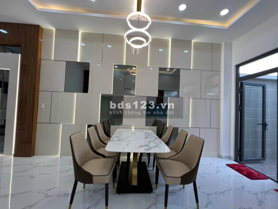 Bán nhà mặt tiền chợ, cạnh khu Tên Lửa, DT 4,5 x 22, 3 lầu